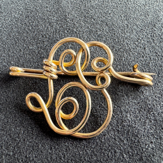 Broche ancienne en plaqué or - monogramme