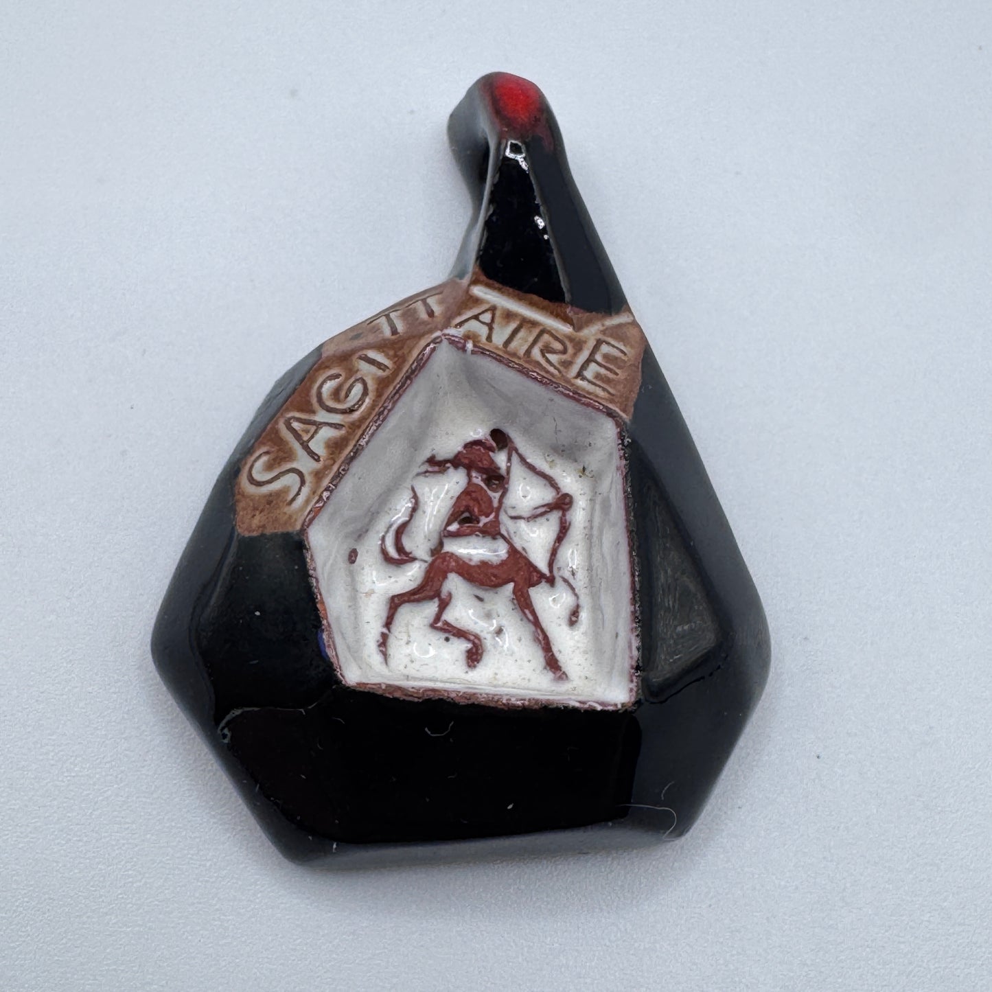 Pendentif astrologique « sagittaire  » émaillé signé de Pauf Urfer - céramiste d'art