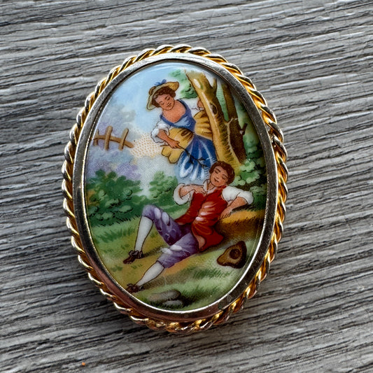 Broche ancienne porcelaine de Limoges « scène galante »
