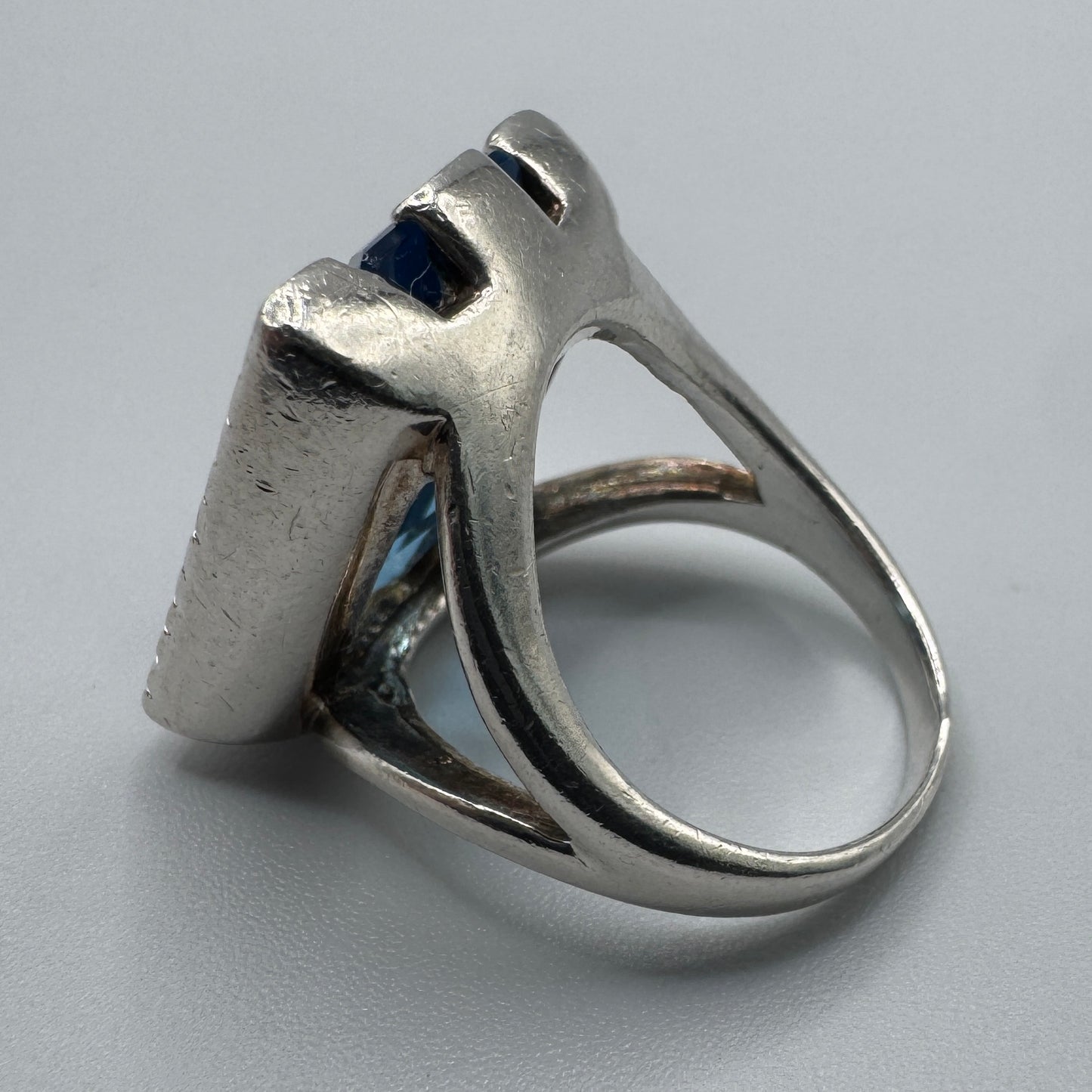 Grosse bague en argent et verroterie