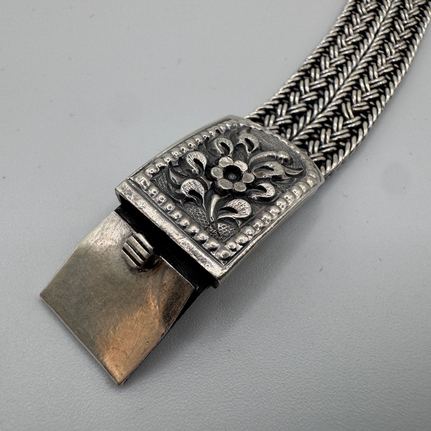 Bracelet ancien en argent ciselé