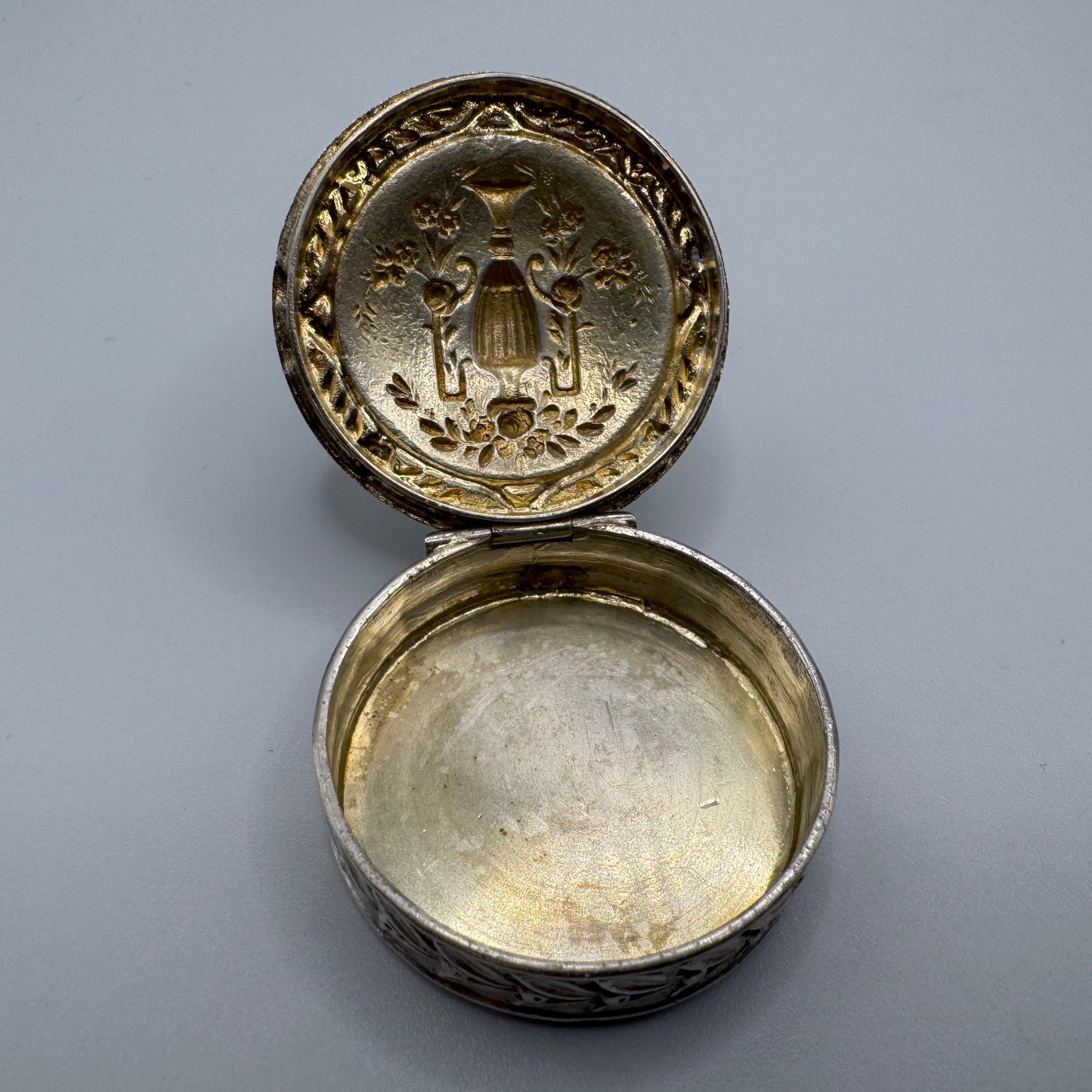 Superbe petite boîte pilulier ancienne en argent massif