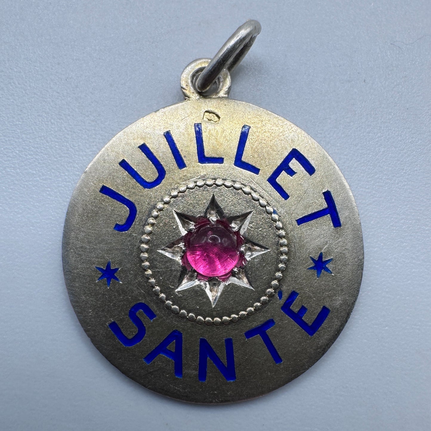 Pendentif ancien porte bonheur « Juillet * santé » en argent vermeil