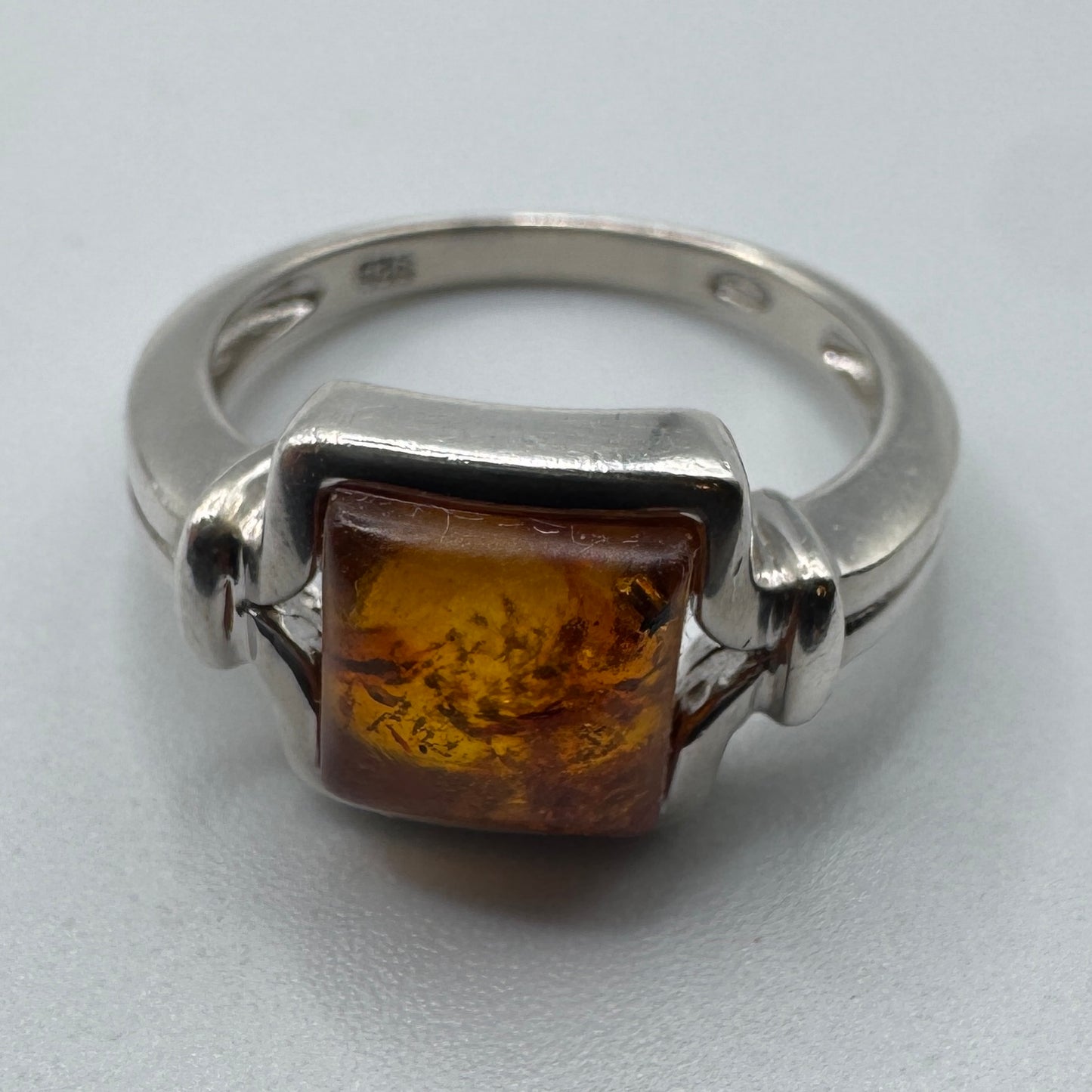Bague en argent et ambre