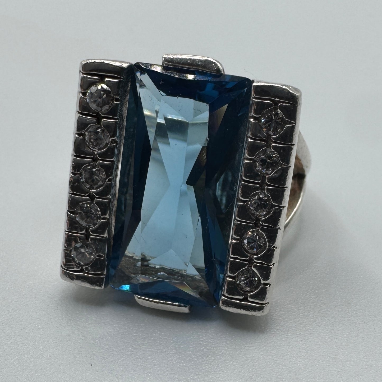 Grosse bague en argent et verroterie