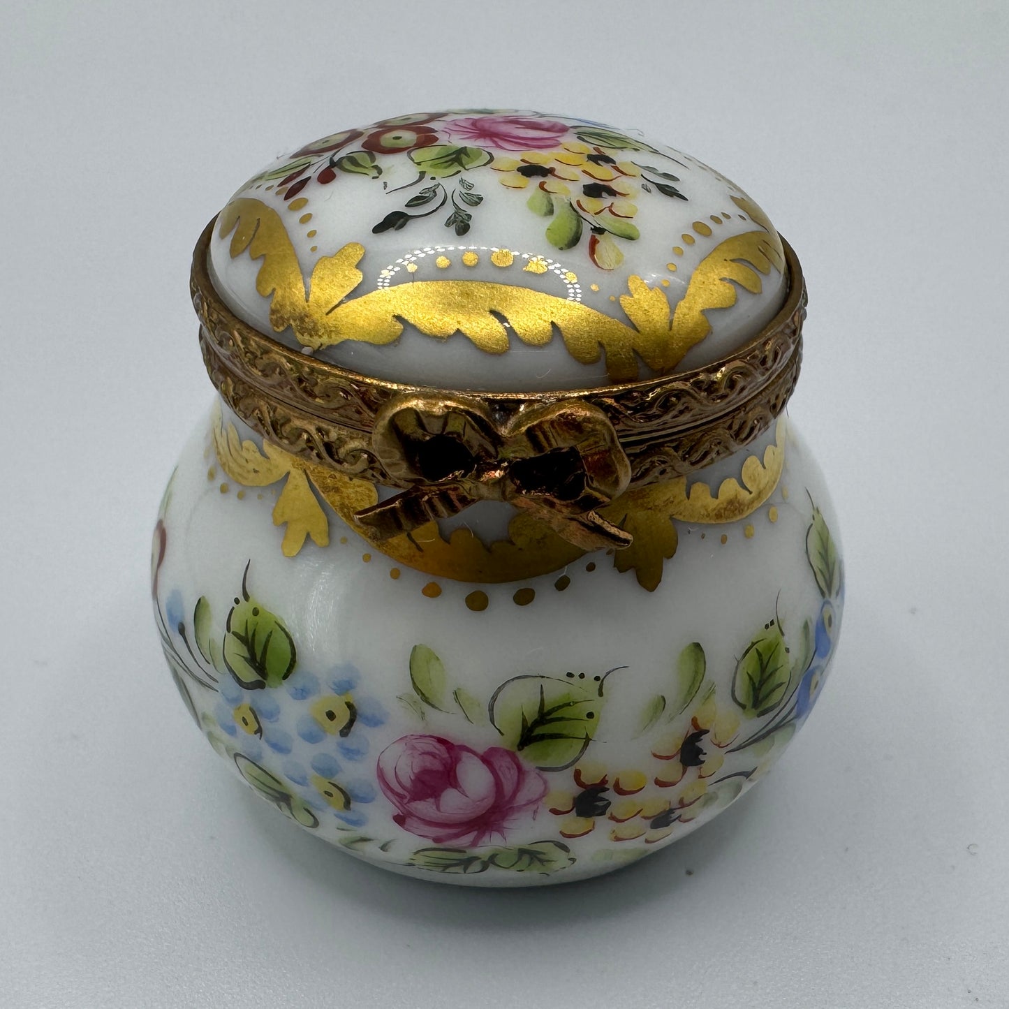 Boîte à Pilules Porcelaine de Limoges Peinte à la Main - Décor Floral et Dorures