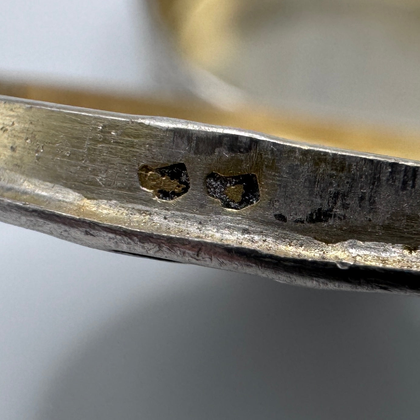 Superbe petite boîte pilulier ancienne en argent massif