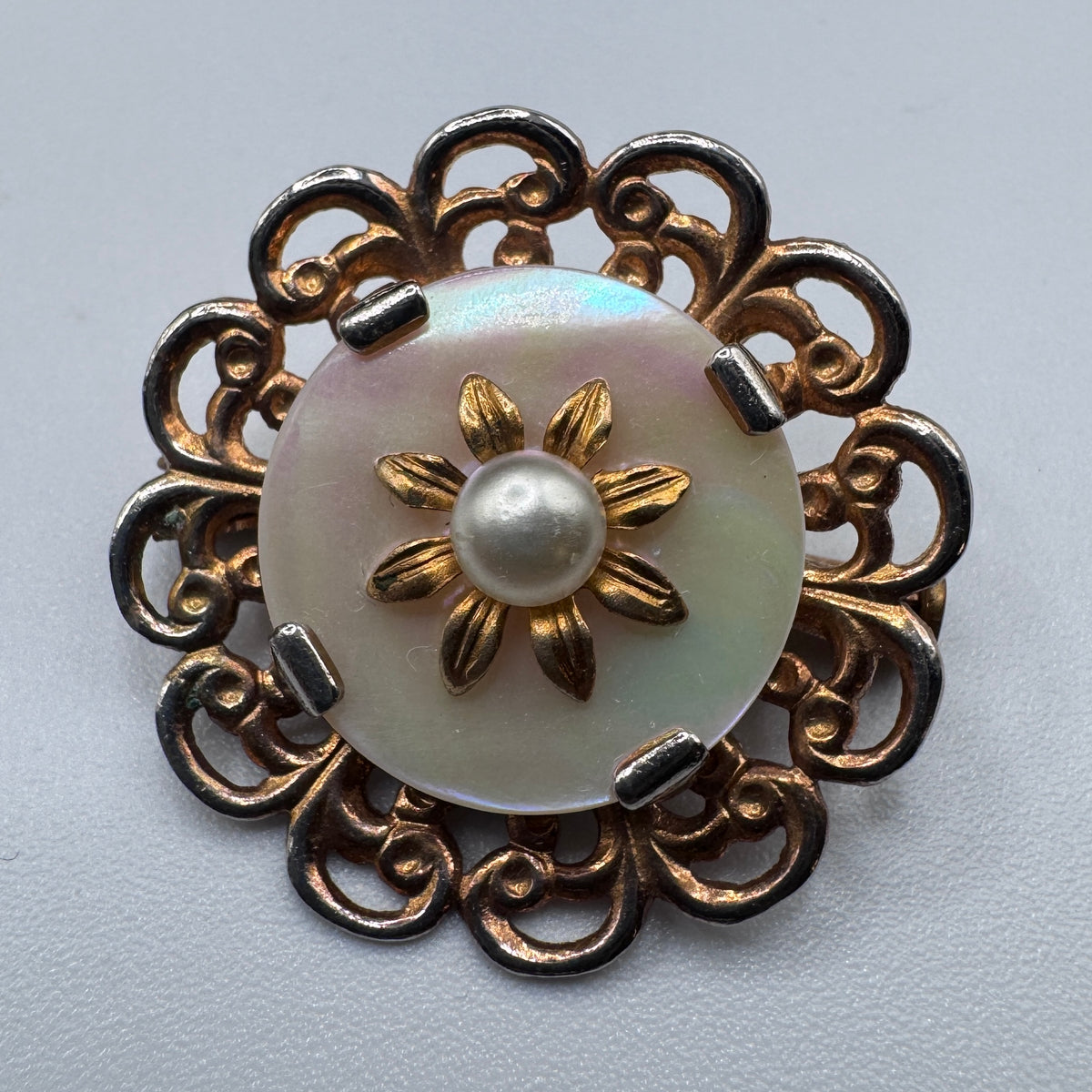 Broche ancienne en metal doré et nacre