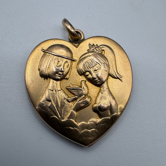 Pendentif ancien en plaqué or - « les Amoureux de Peynet »