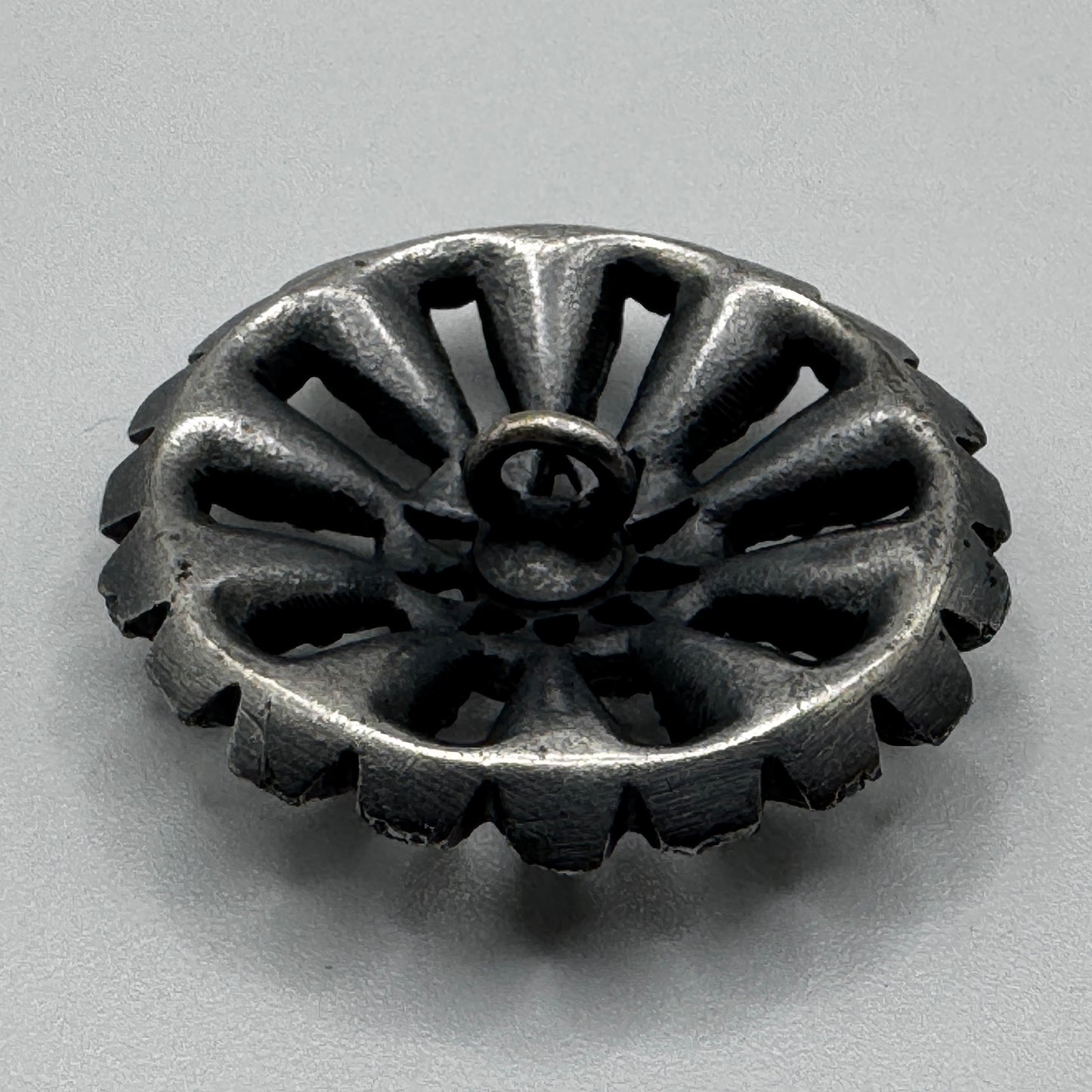 Bouton ancien vers 1900 - métal argenté et verroterie