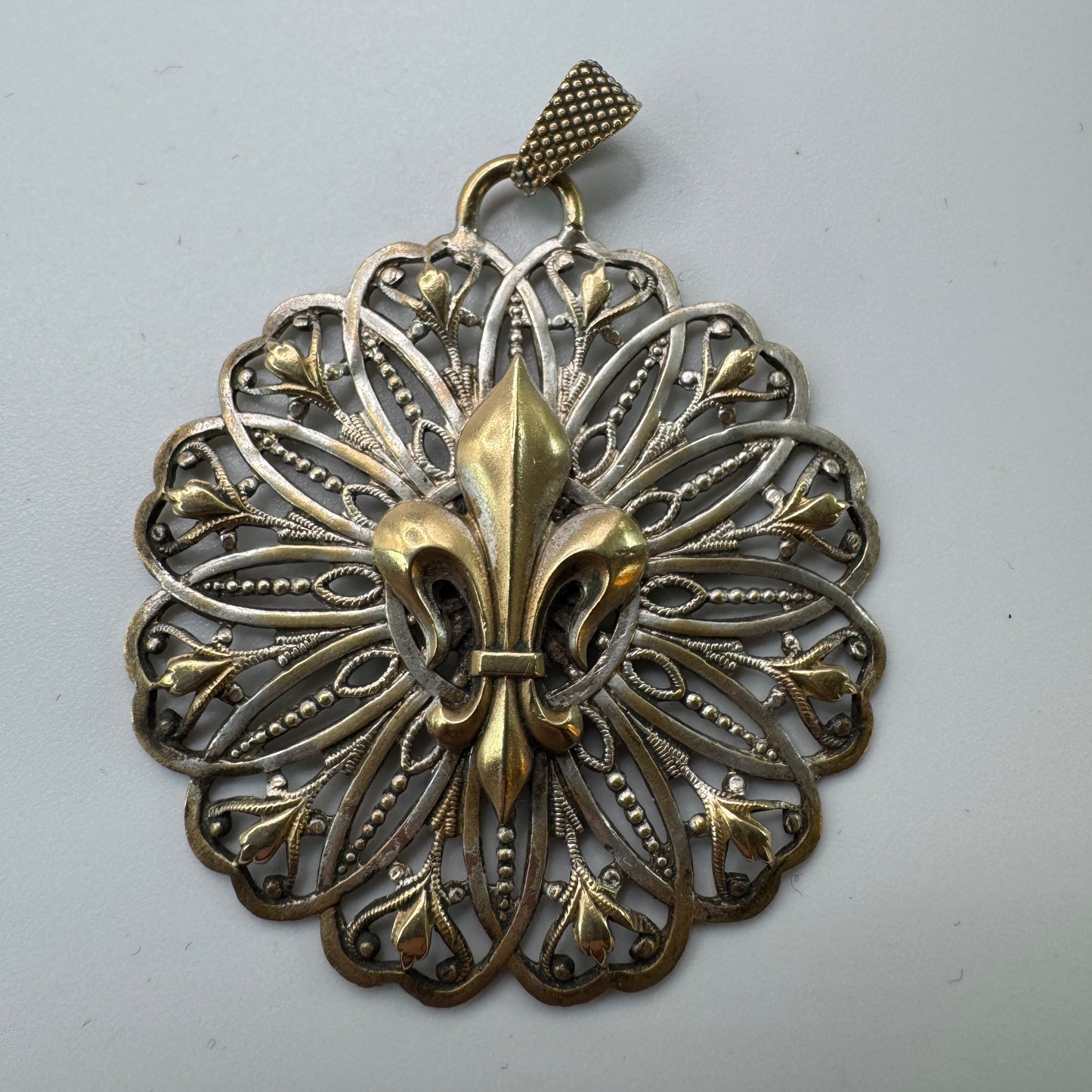 Pendentif ancien « fleur de Lys » - Métal argenté
