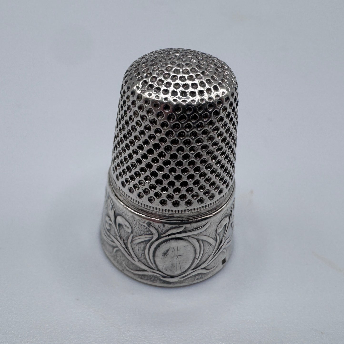 Superbe Dé à coudre Art Nouveau en argent