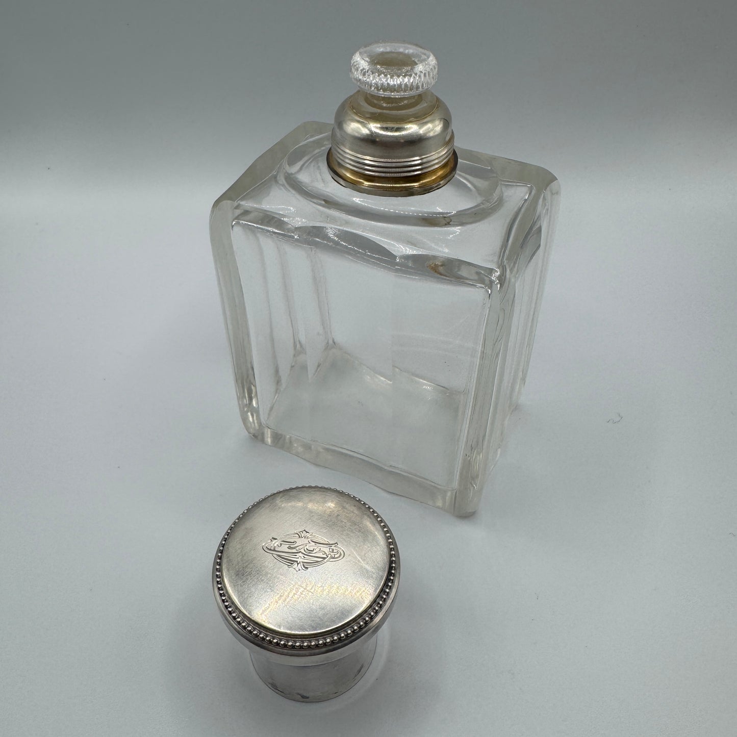 Flacon à parfum en argent massif et cristal