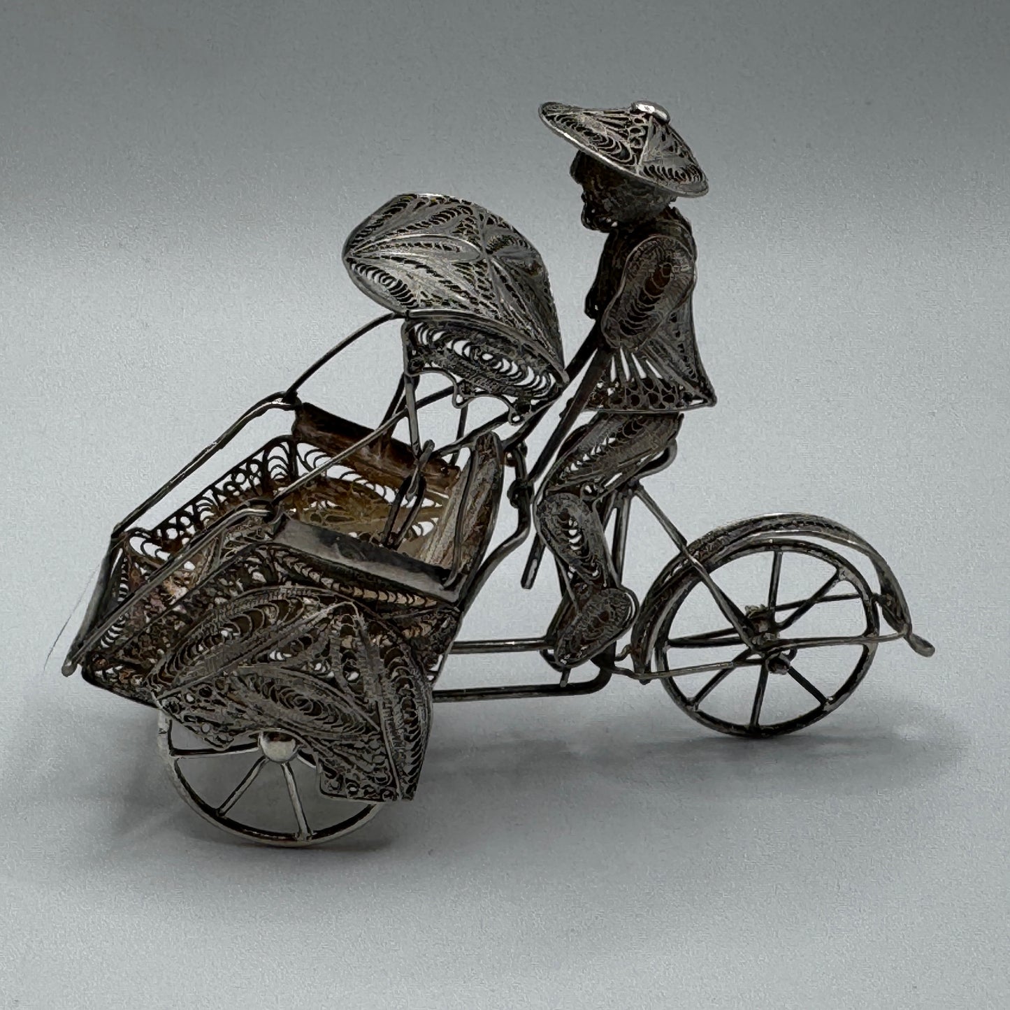Sculpture en argent filigrané souvenir d’Indochine « pousse-pousse »