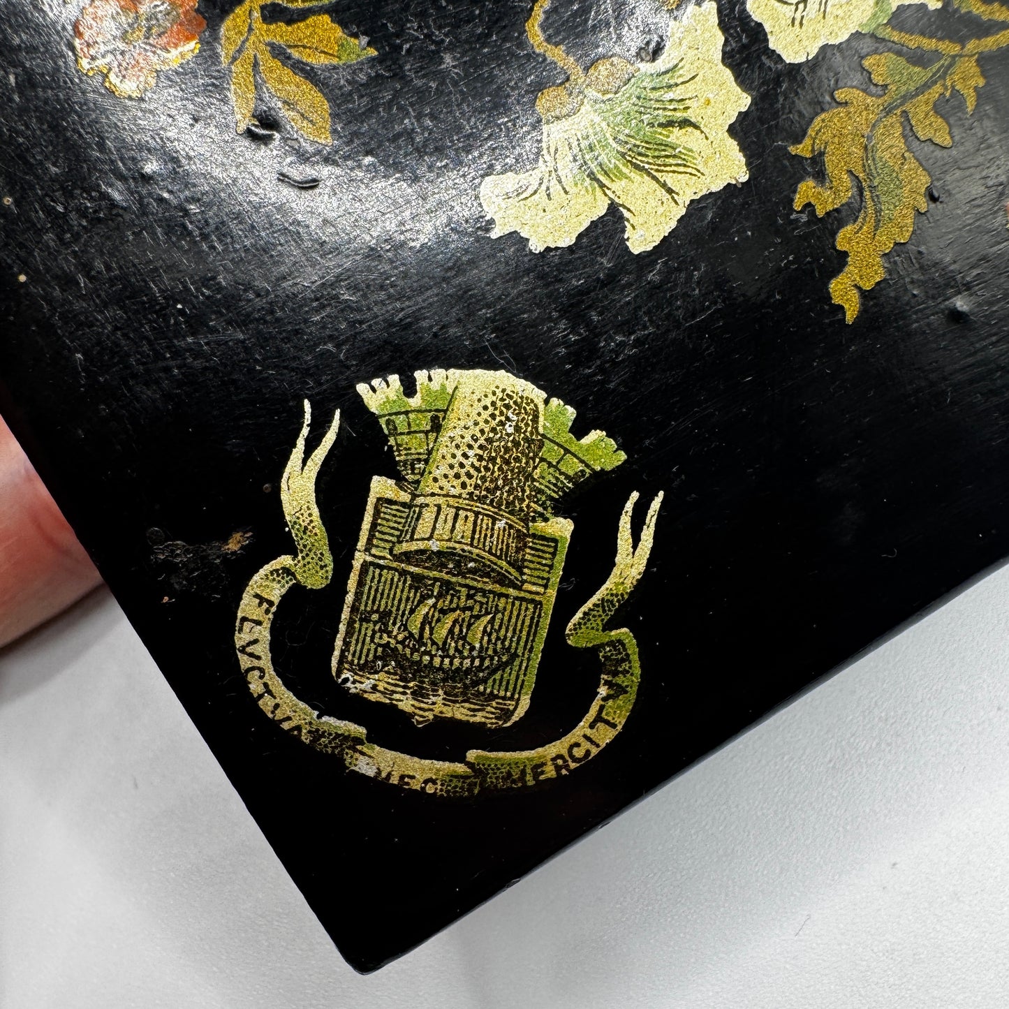 Boîte à couture Napoléon III en carton bouilli laqué - Ville de Paris