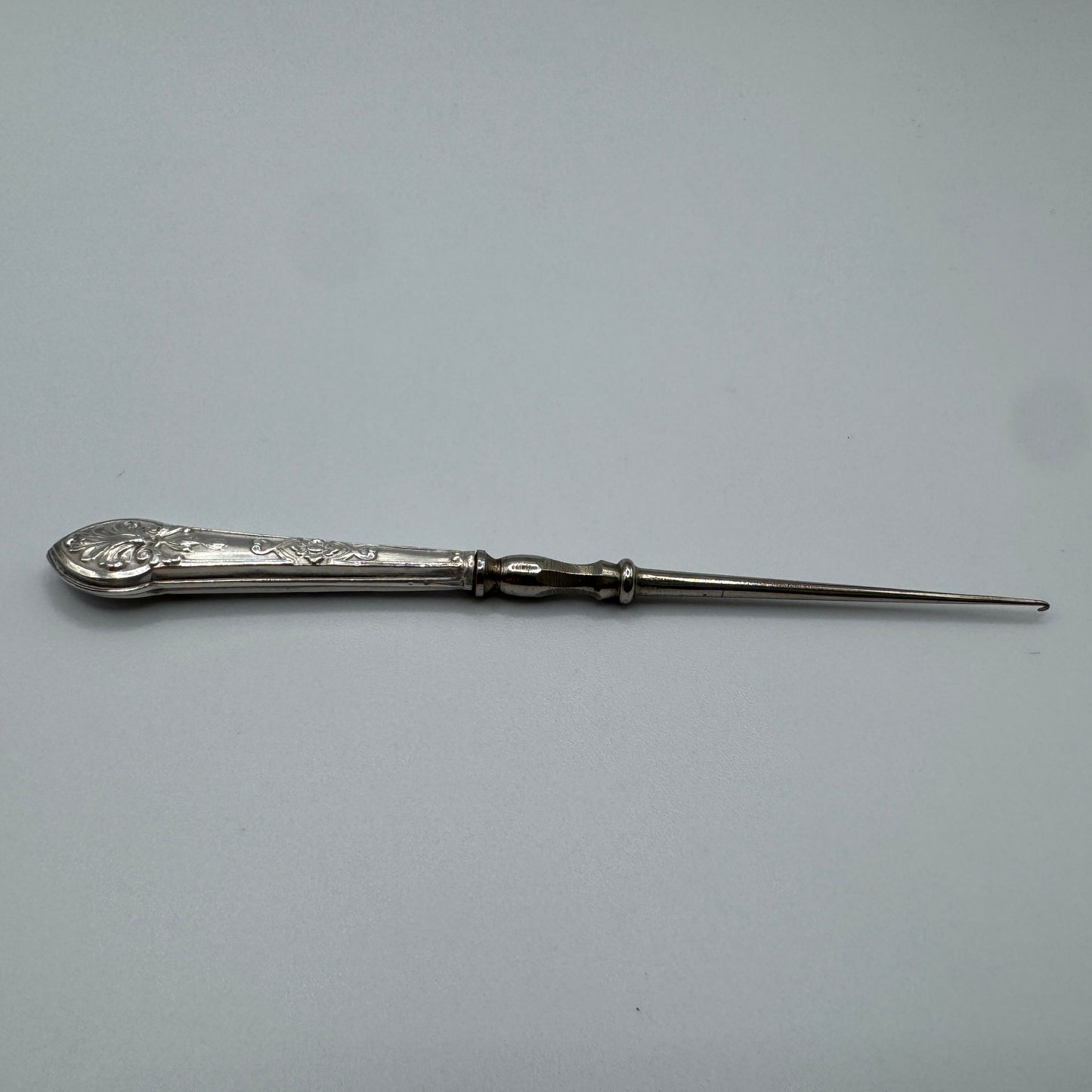 Petit crochet de couture ancien - argent fourré et acier