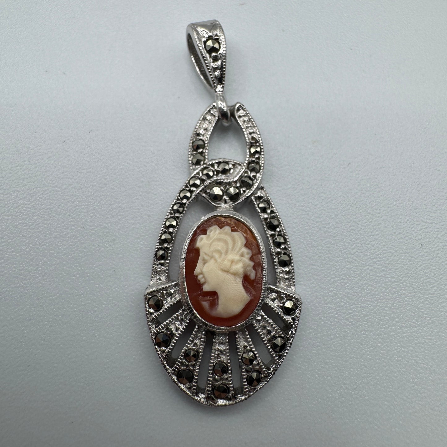 Pendentif camée - argent massif et marcassites