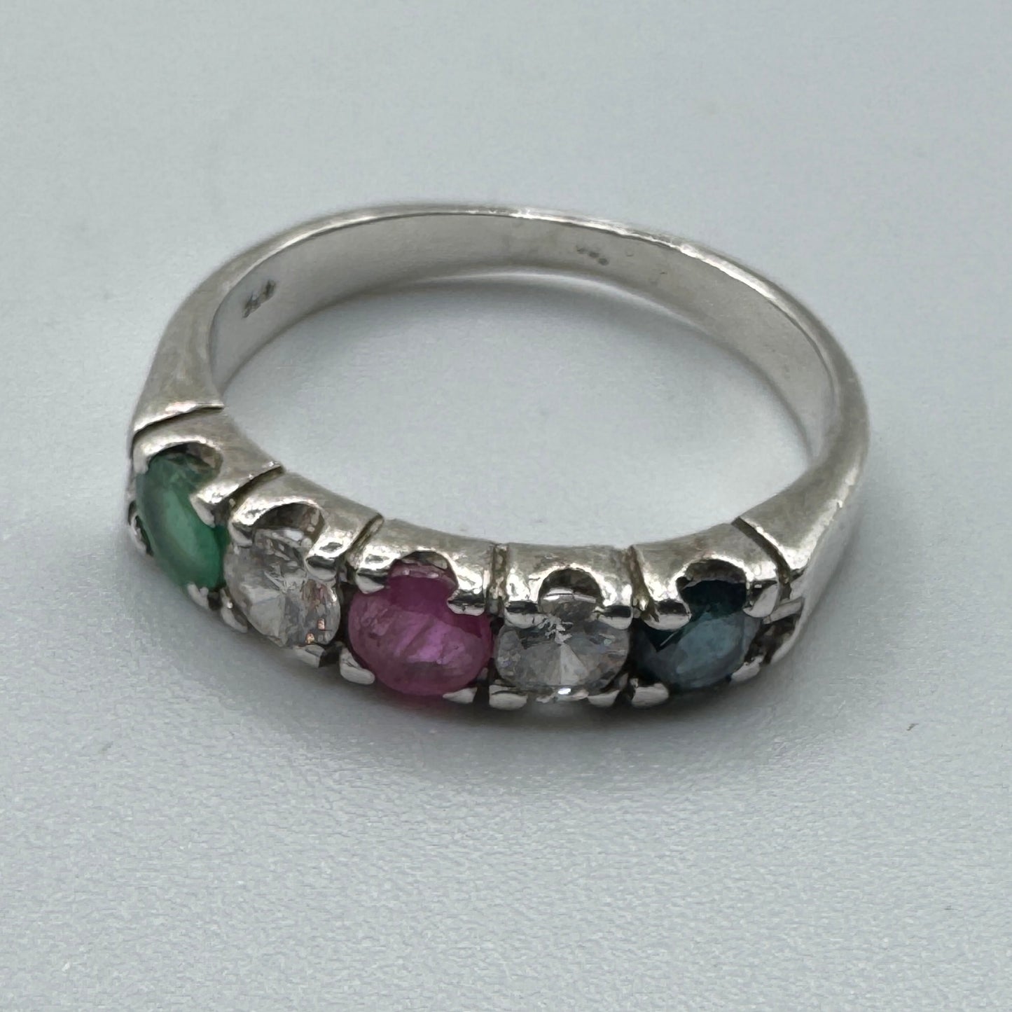 Bague en argent et pierres