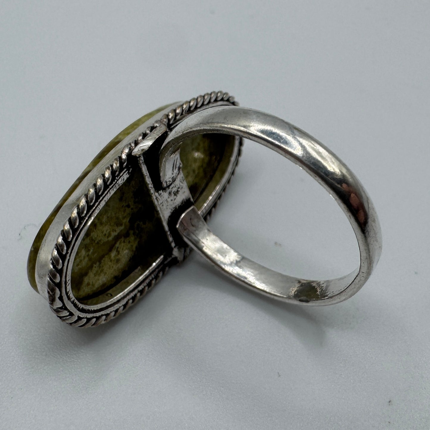 Grosse Bague en argent et pierre naturelle