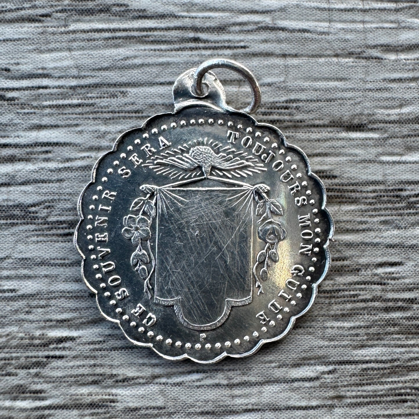 Médaille religieuse ancienne en argent « souvenir de communion »