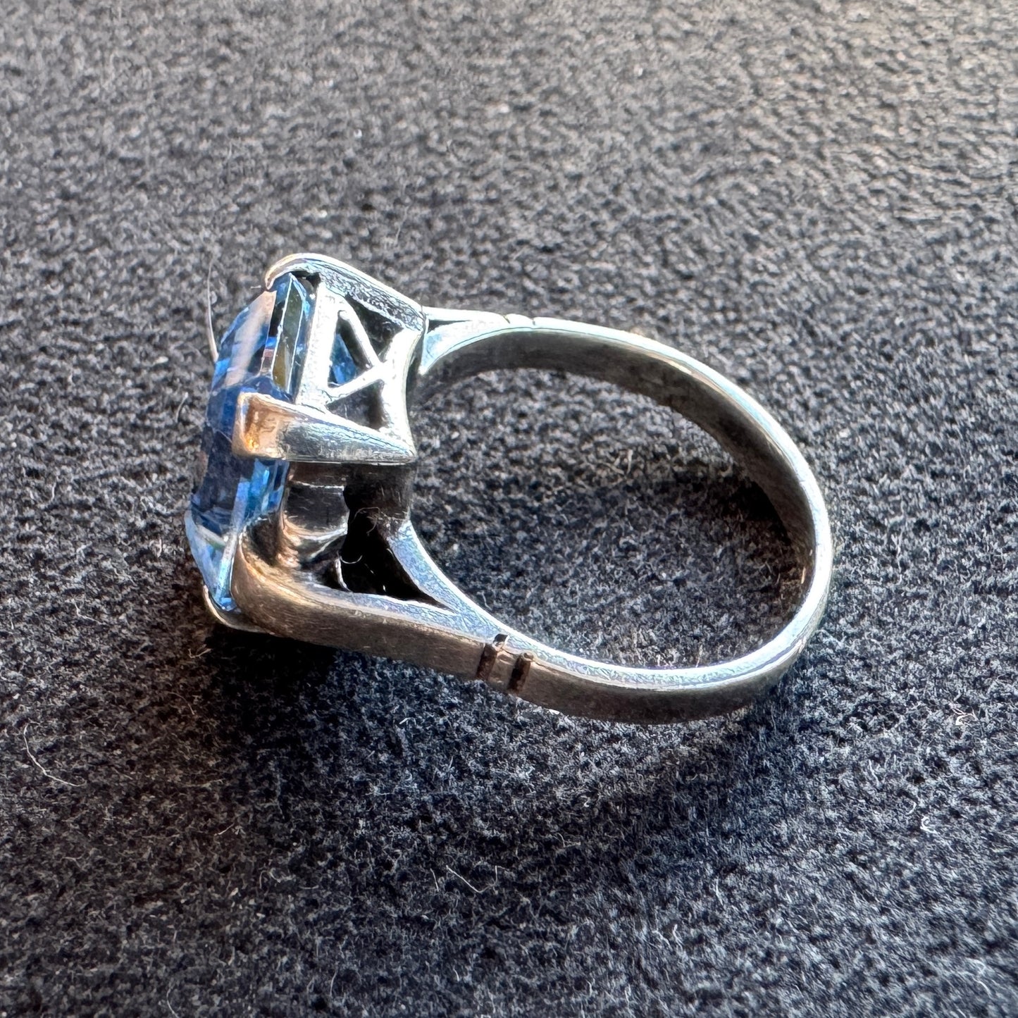 Bague ancienne en argent et cabochon verre taillé bleu