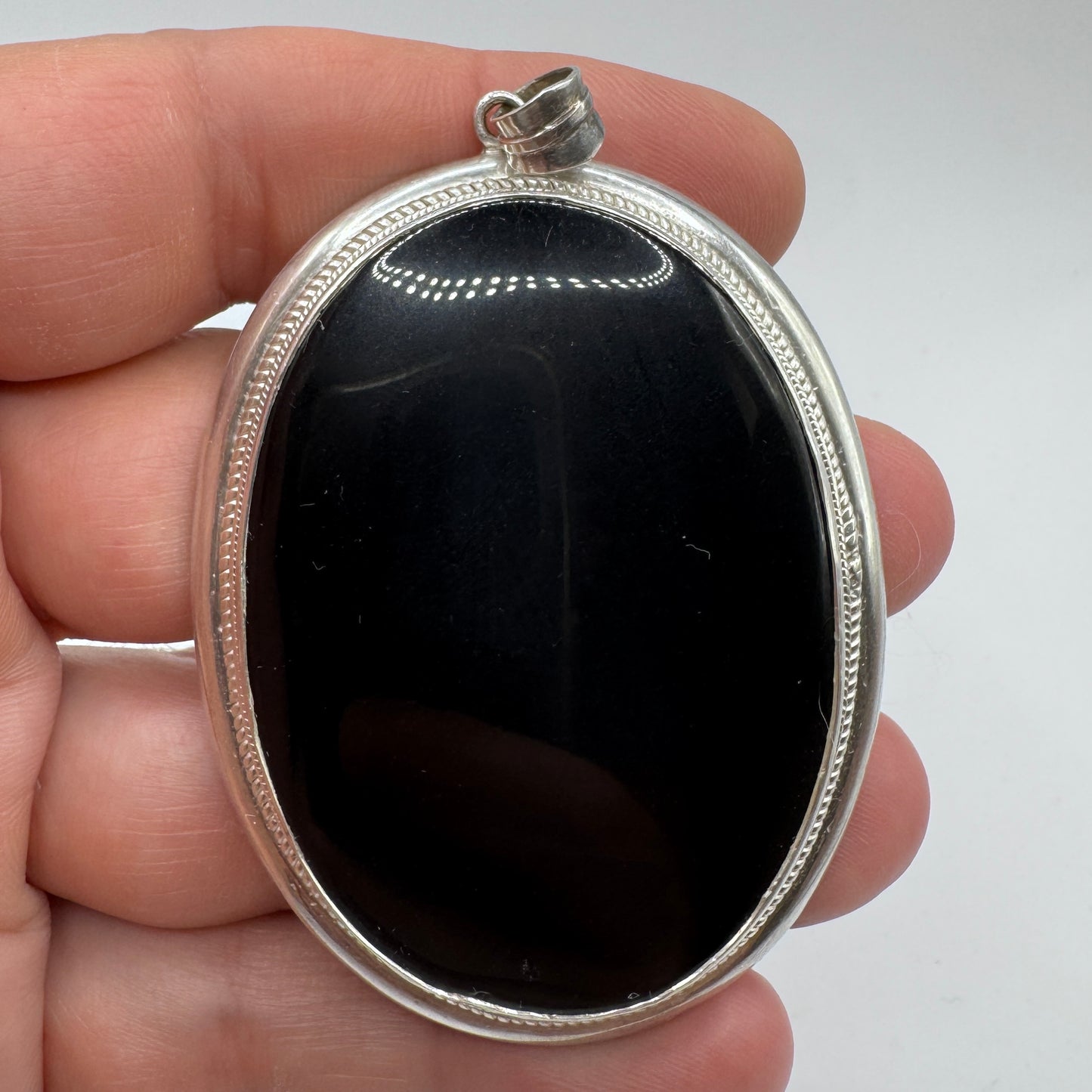 Rare grand Pendentif en argent massif et onyx