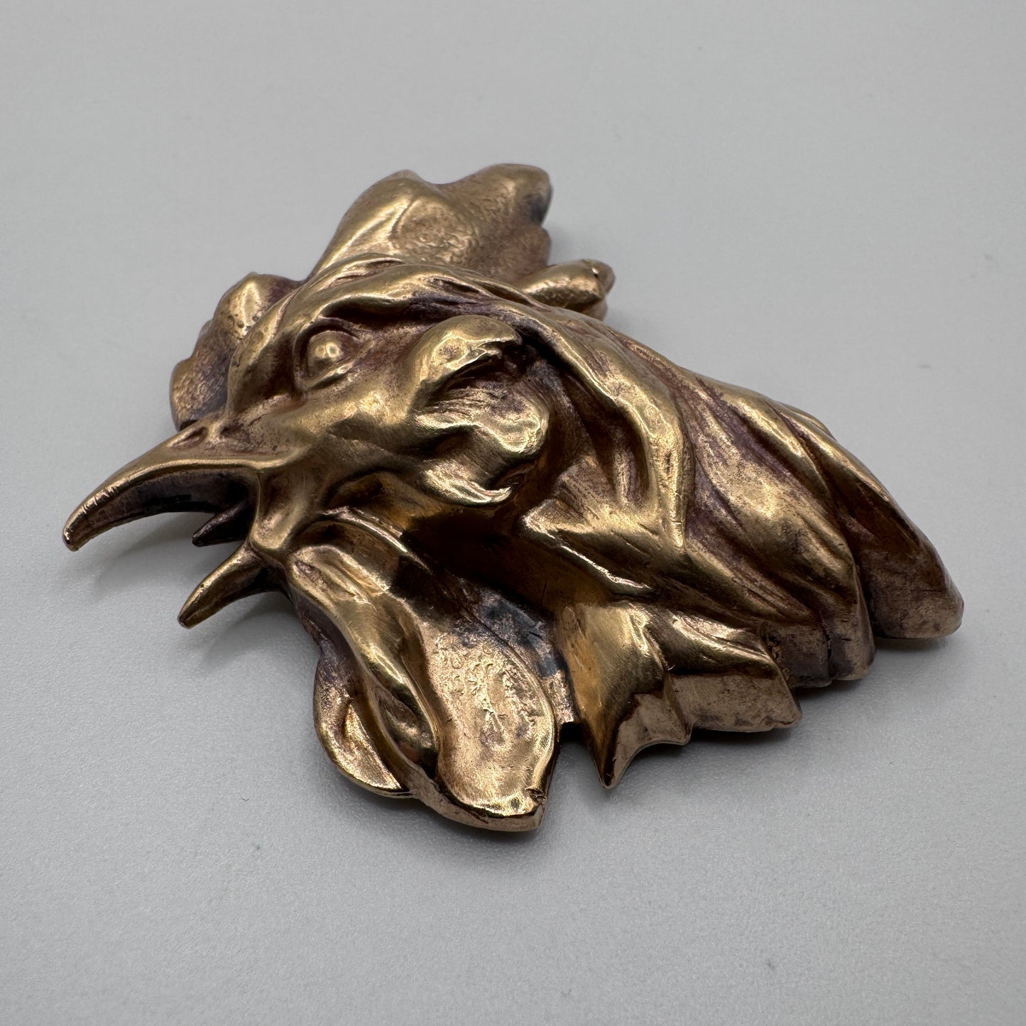 Broche ancienne en bronze « coq chantant »