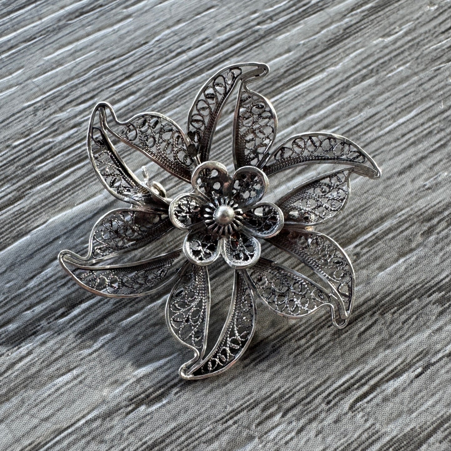 Broche ancienne en filigrane - fleur en argent