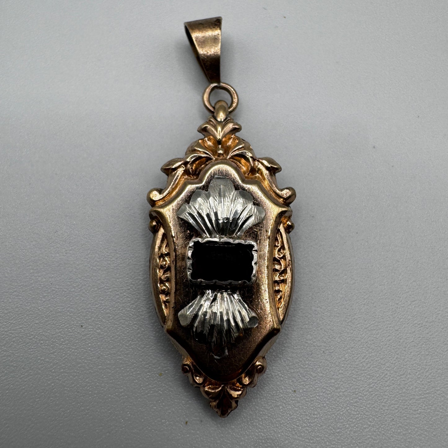 Pendentif ancien porte photo ou relique - plaqué or