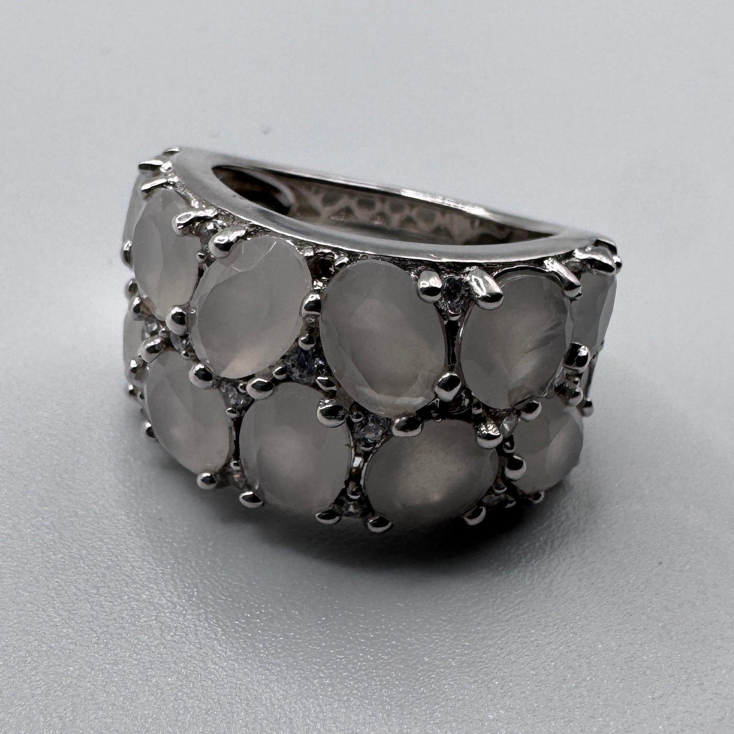 Grosse bague en argent massif et pierres