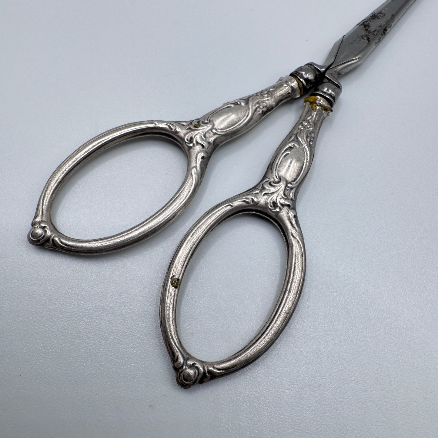 Ciseaux de couture anciens - argent massif fourré
