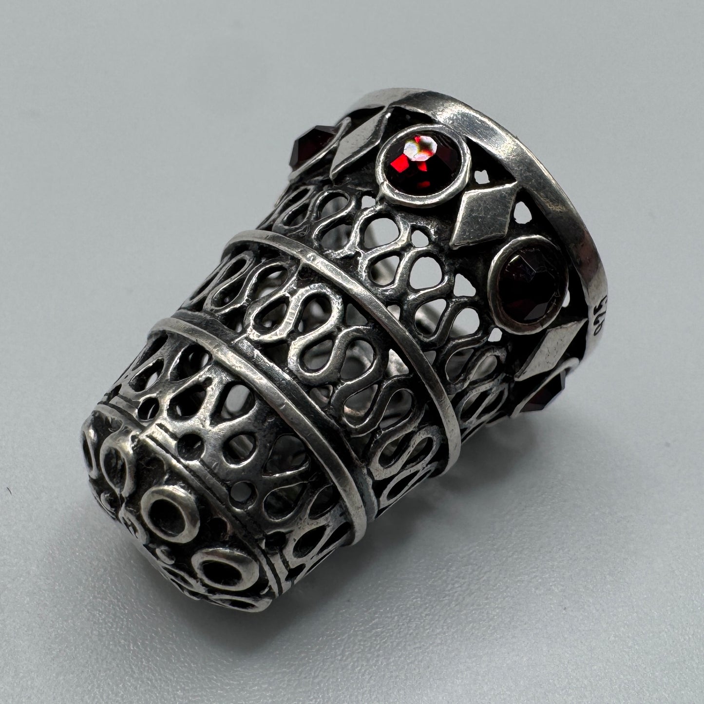 Superbe Dé à coudre Ancien en argent et verre grenat