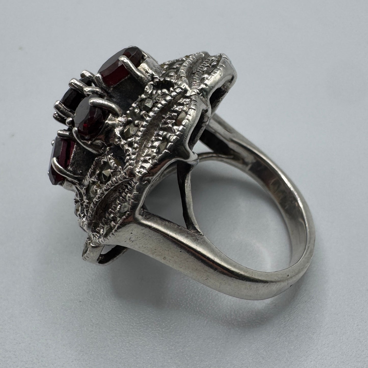 Grosse bague en argent et grenats