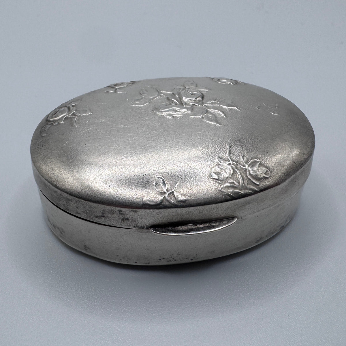 Petite boîte à pilules ancienne en argent massif