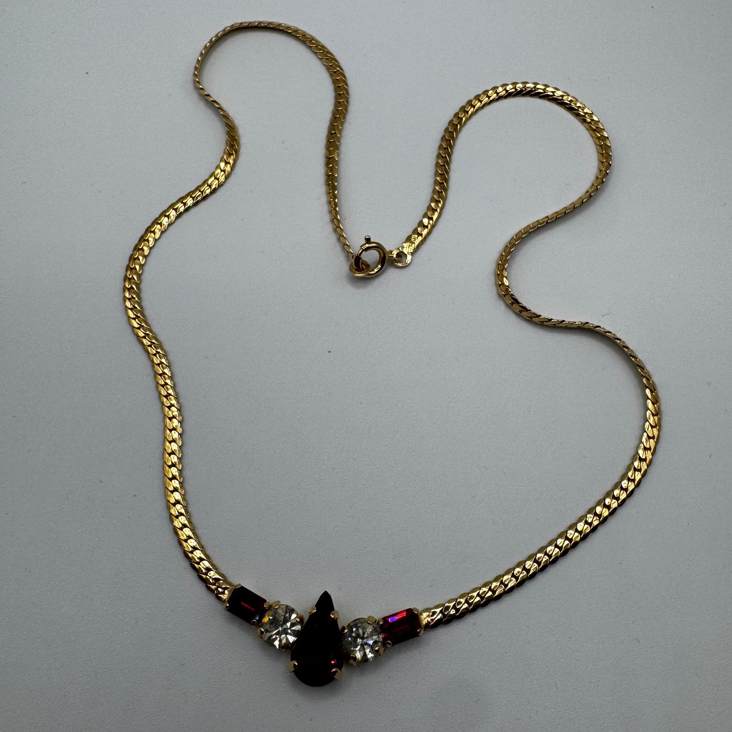 Collier vintage en plaqué or et verroterie