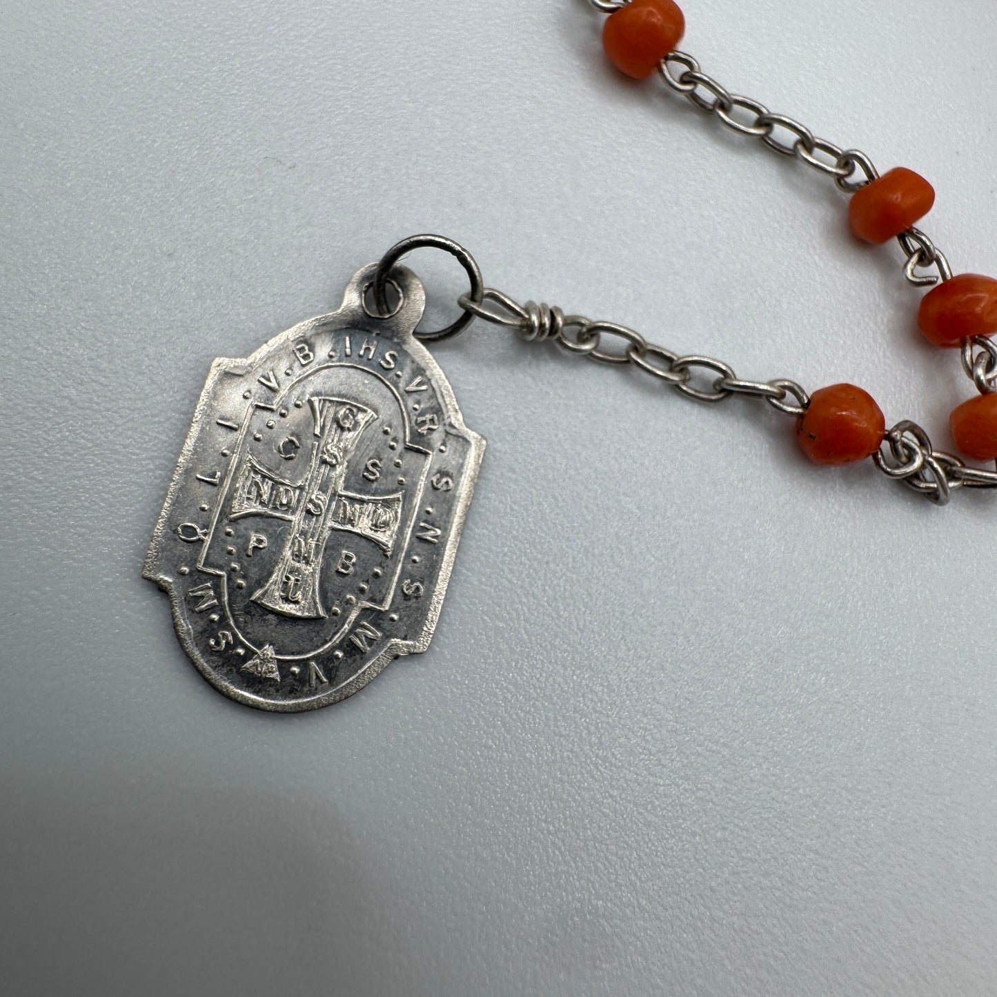 Petit Chapelet ancien vers 1900 « Saint Benoit » - argent massif et corail