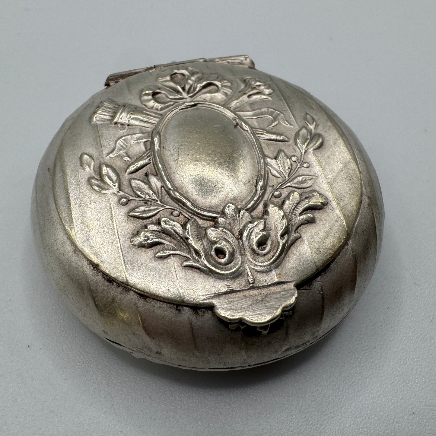 Petite boîte ancienne poudrier style Louis XVI