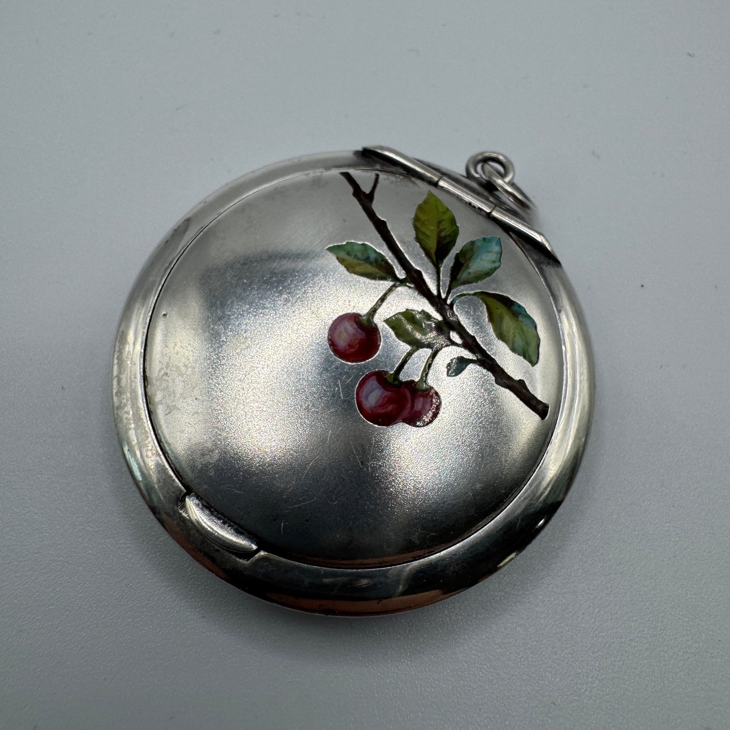 Petite boîte ancienne poudrier art nouveau - décor émaillé aux cerises