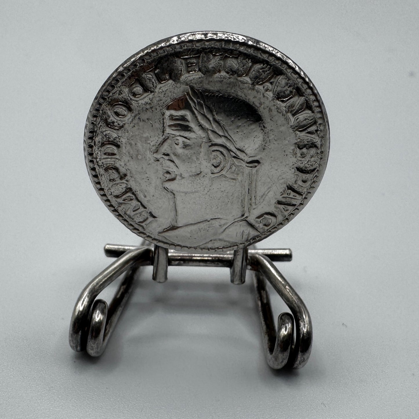 Pince à billet ancienne à l’effigie d’un Empereur romain