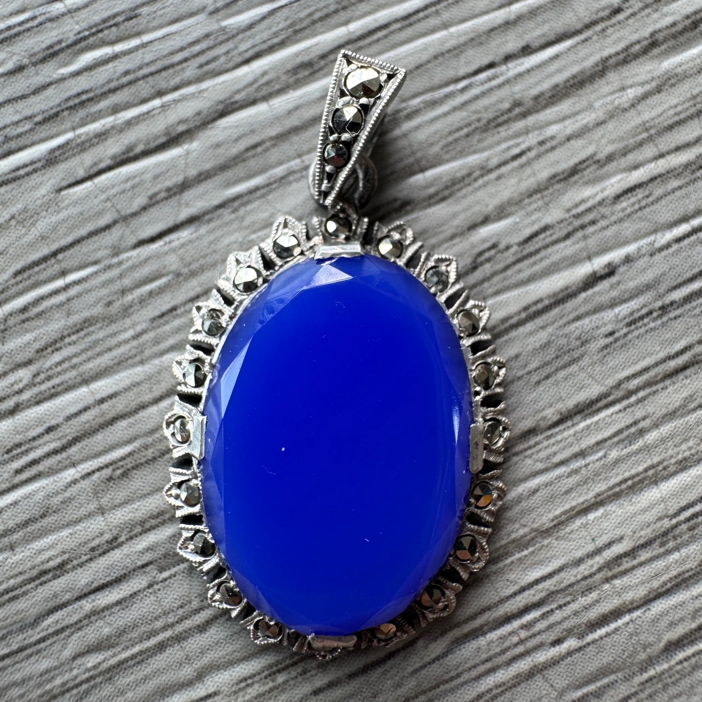 Pendentif ancien Art Déco en argent et pierre polie