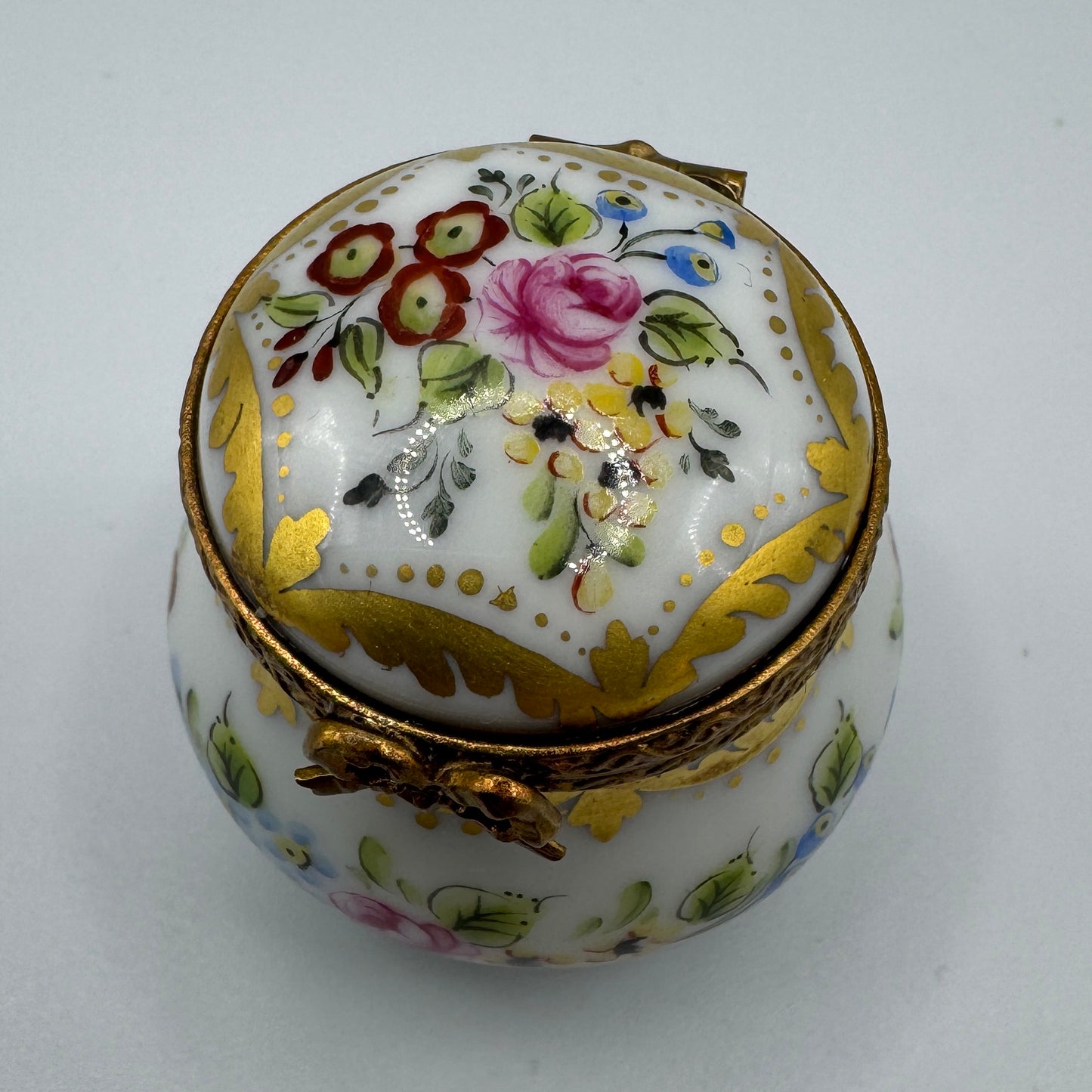 Boîte à Pilules Porcelaine de Limoges Peinte à la Main - Décor Floral et Dorures