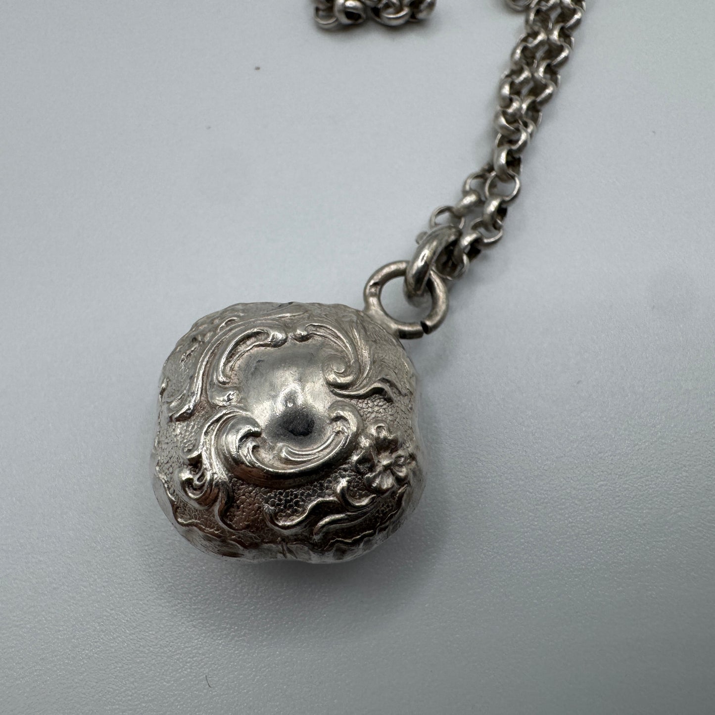 Chaine ancienne vers 1900 avec pendentif breloque - Argent massif