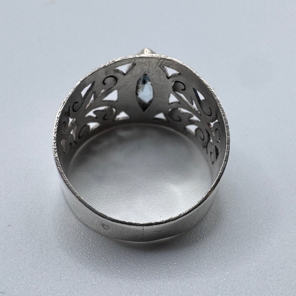 Grosse Bague en argent et topaze bleue