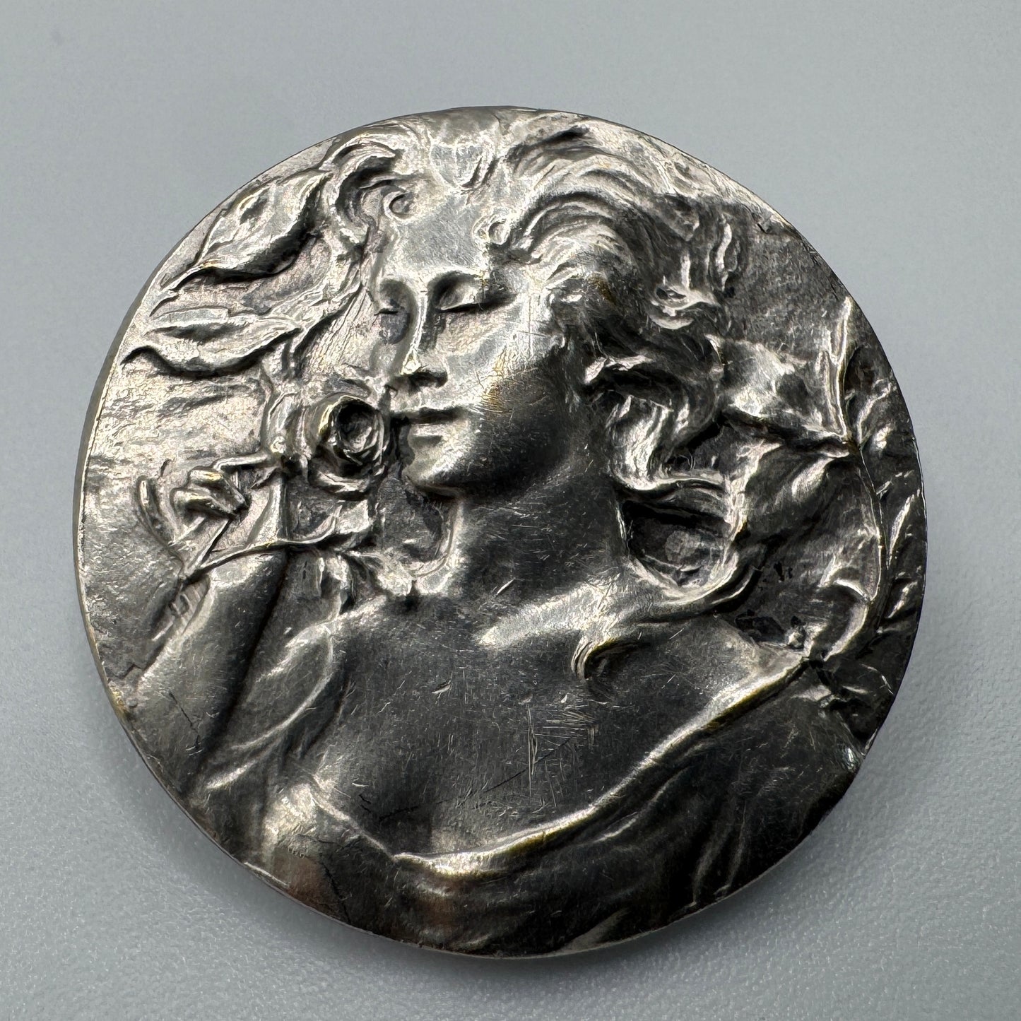 Bouton ancien ART NOUVEAU - métal argenté - Femme à la Rose