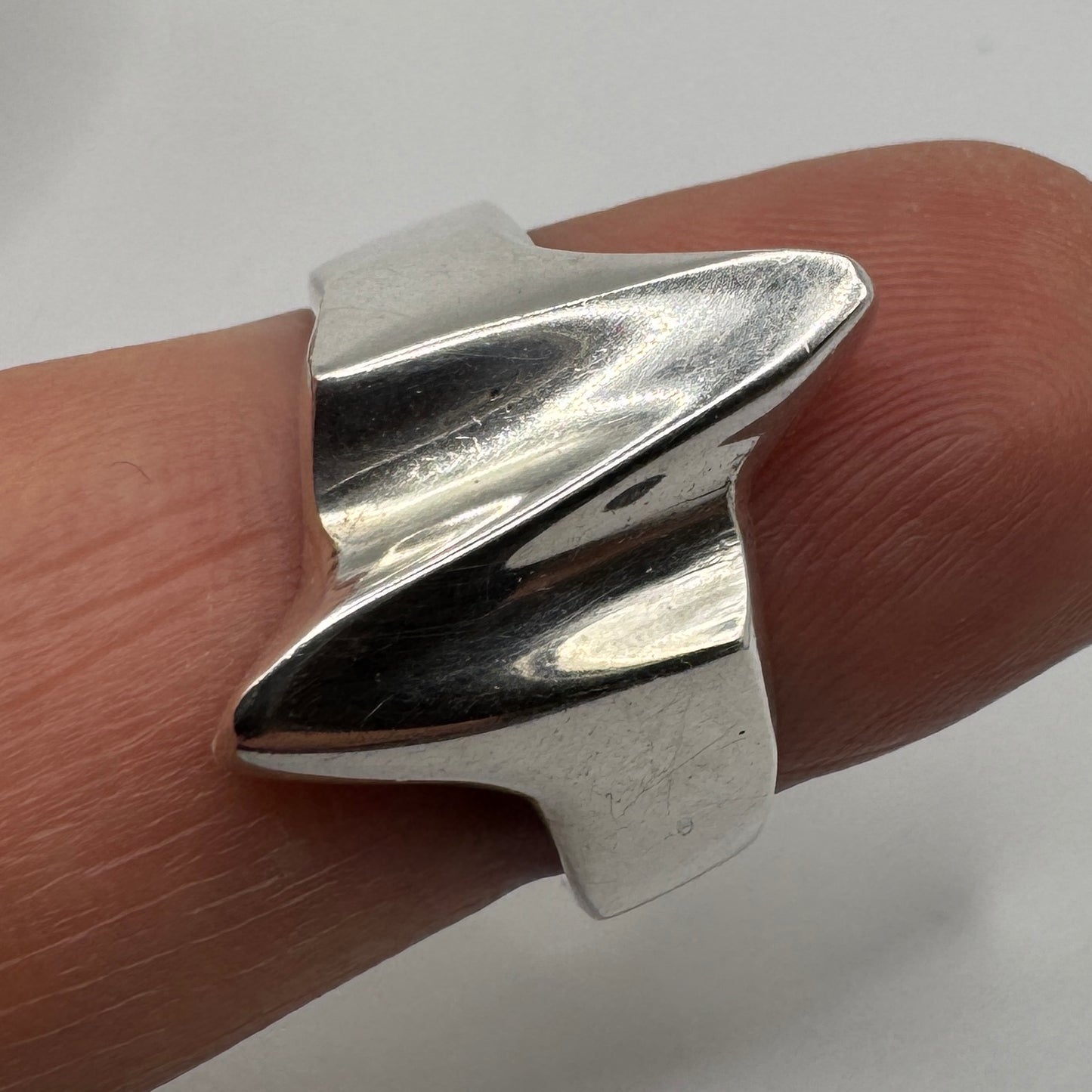 Bague en argent motif moderniste