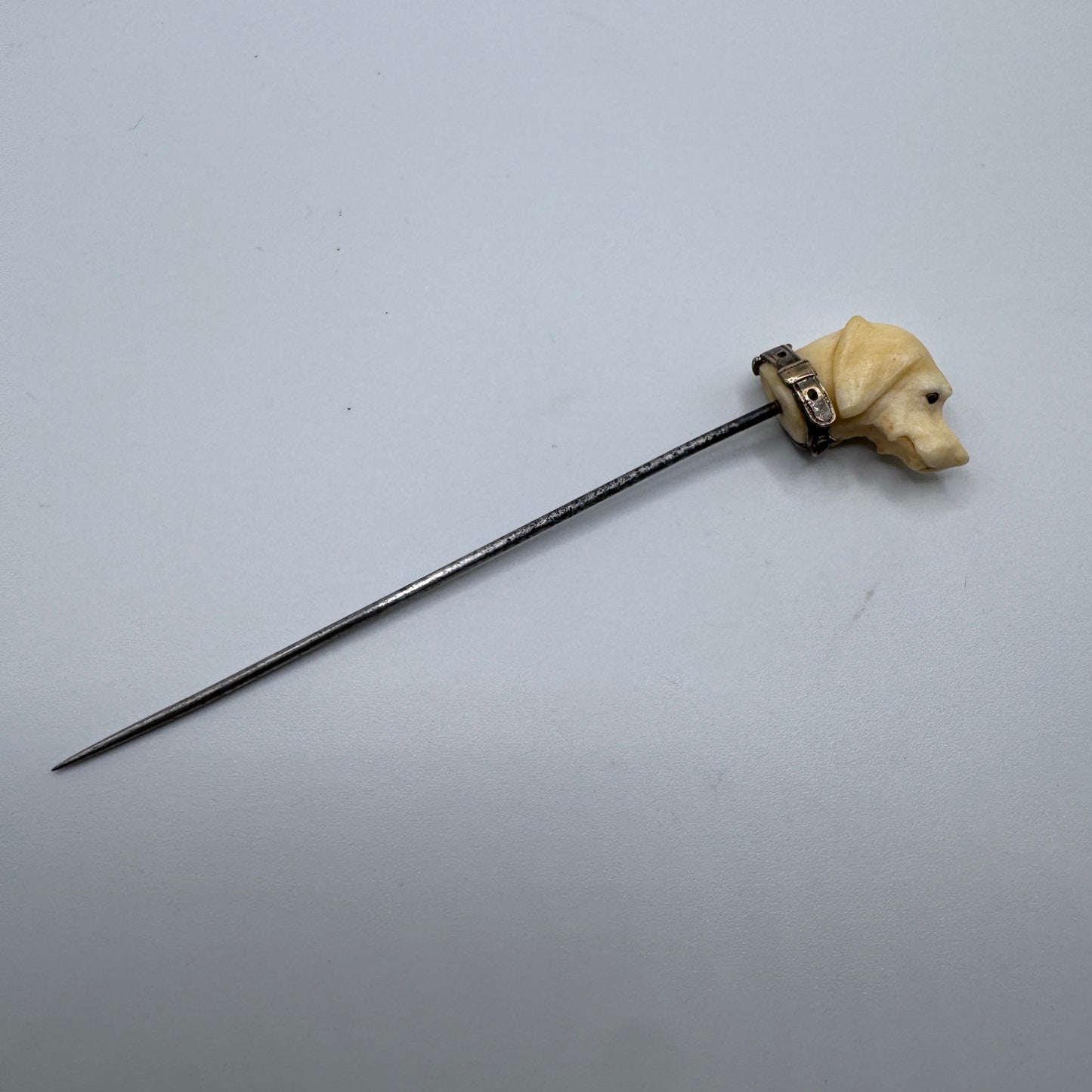 Rare Épingle de vénerie ancienne « tête de chien » - os sculpté et yeux sulfure