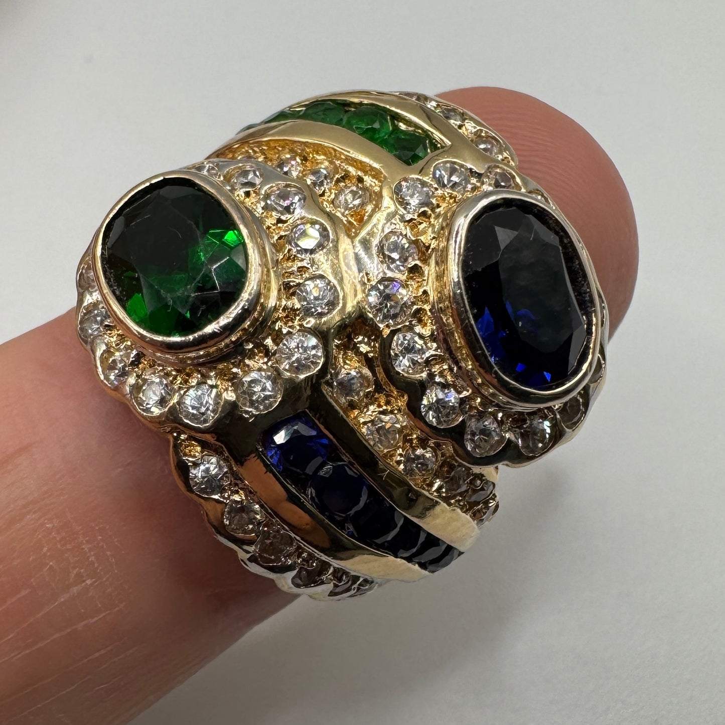 Grosse Bague en plaqué or et verroterie