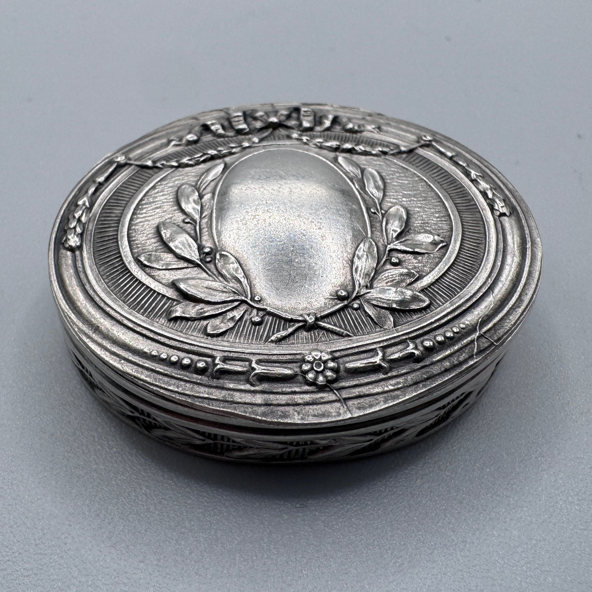 Petite boîte à pilules ancienne en argent massif signée V. Leloutre
