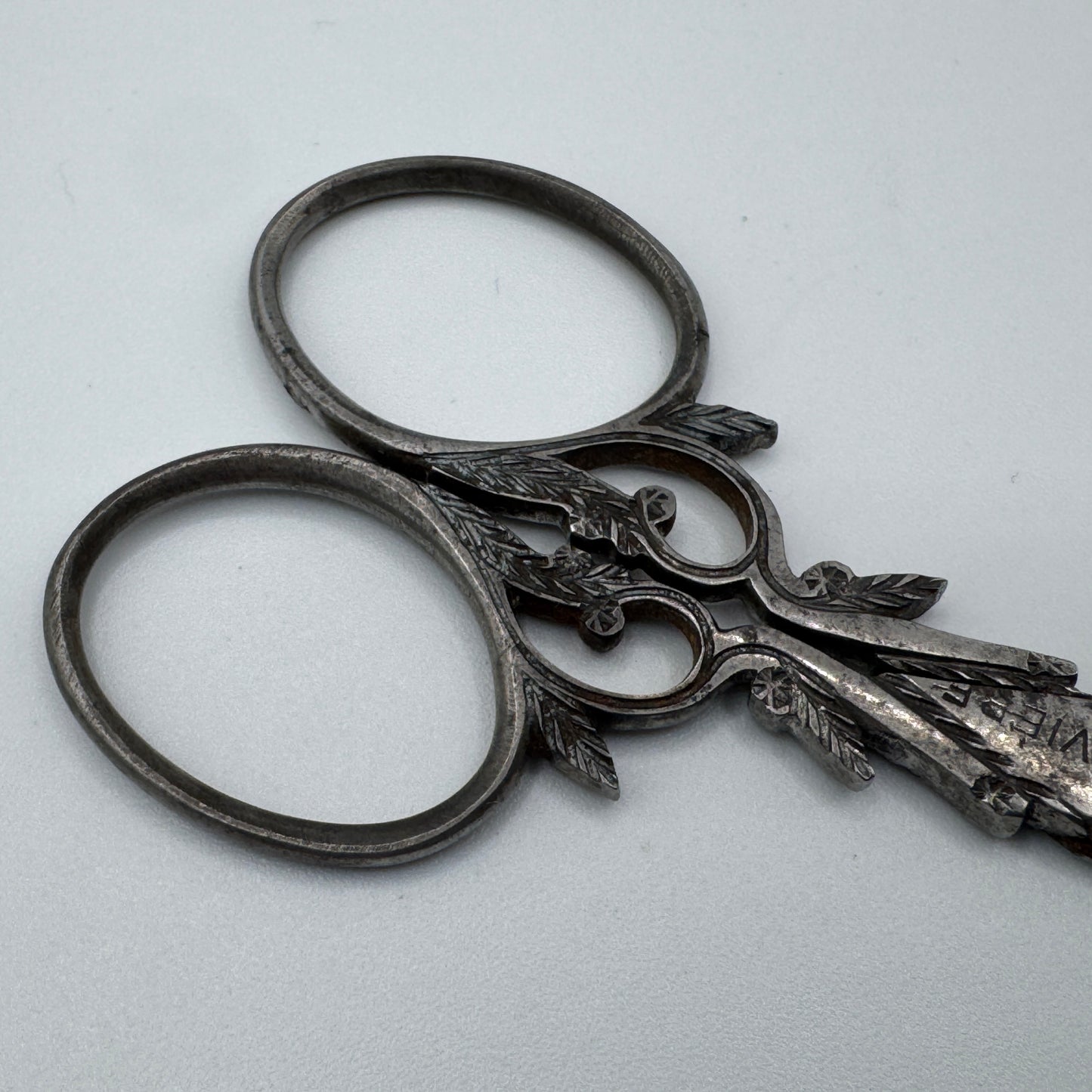 Ciseaux de couture Ancien ciselé - signés Rivière