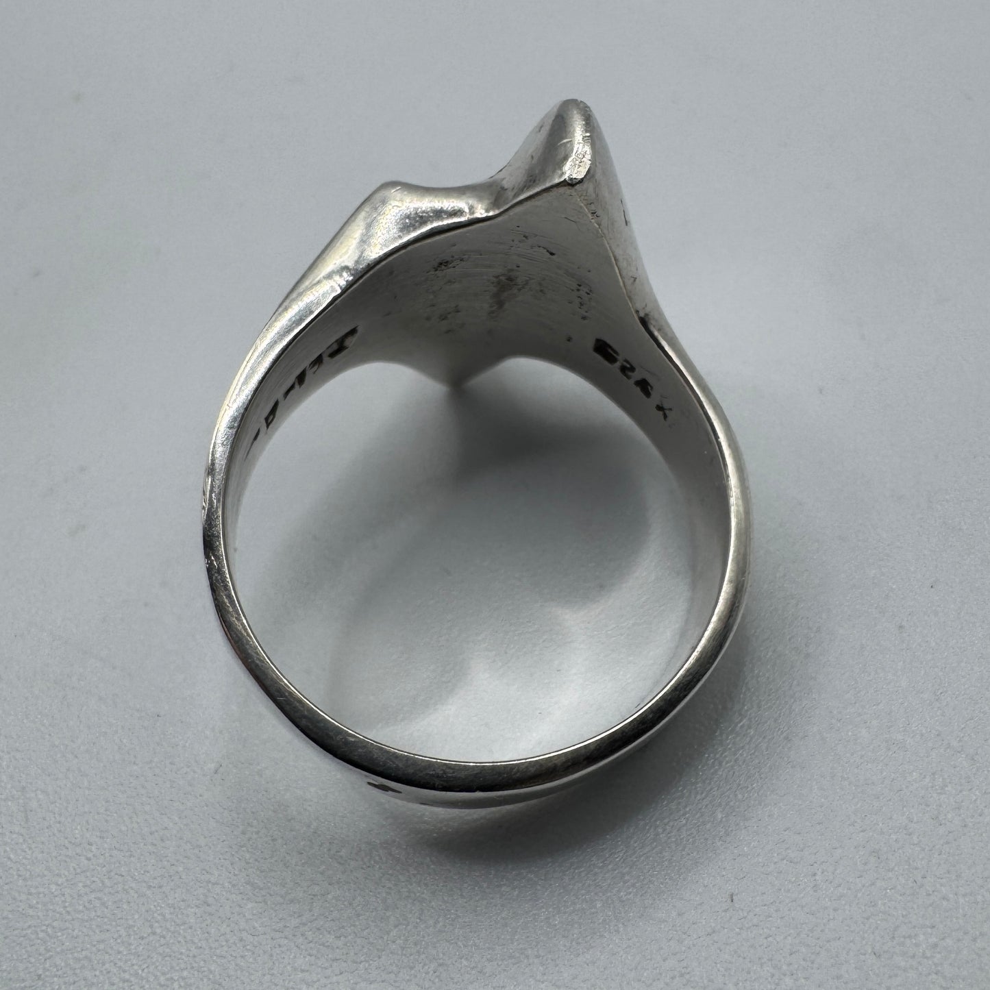 Bague en argent motif moderniste